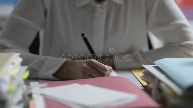Kvinna som arbetar på kontoret och papp av papper