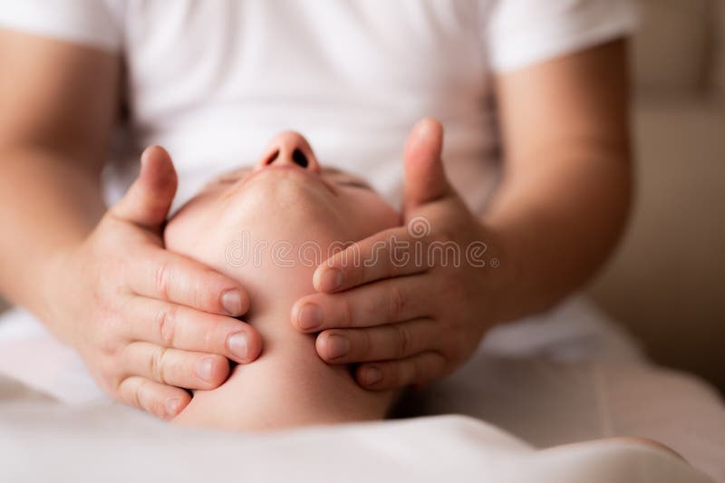 Kvinna som behandlas i ansiktet på skönhetspa. ansiktsmassage nära. Läkemedelsbehandling fotografering för bildbyråer