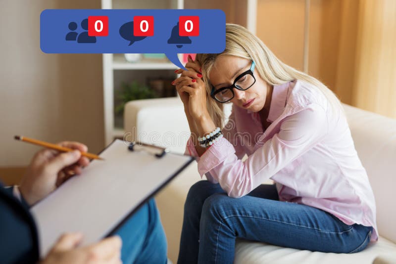 Kvinna som besöker psykologen, och känsla som är deprimerad om hennes unpopularity på socialt massmedia royaltyfri foto Kvinna som besöker psykologen, och känsla som är deprimerad om hennes unpopularity på socialt massmedia royaltyfri foto