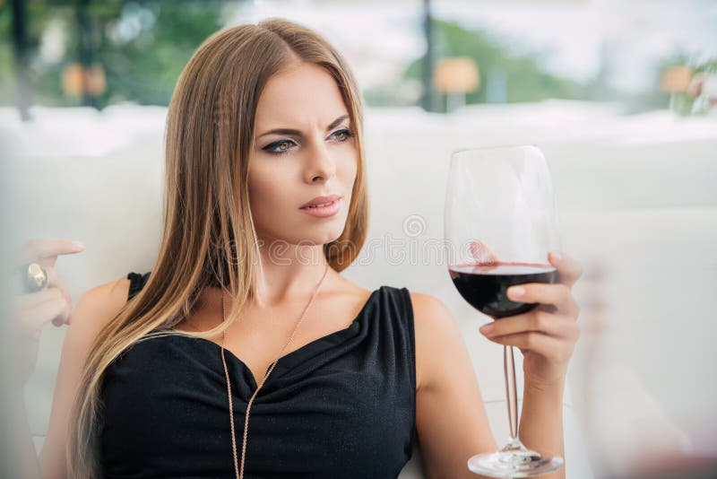 Kvinna som dricker rött vin i restaurang royaltyfri fotografi Kvinna som dricker rött vin i restaurang royaltyfri fotografi