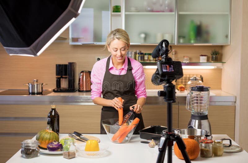 Kvinna som filmar laga mat vlog Begrepp av skapelsen för vlogging, för blogging och nöjt royaltyfri bild