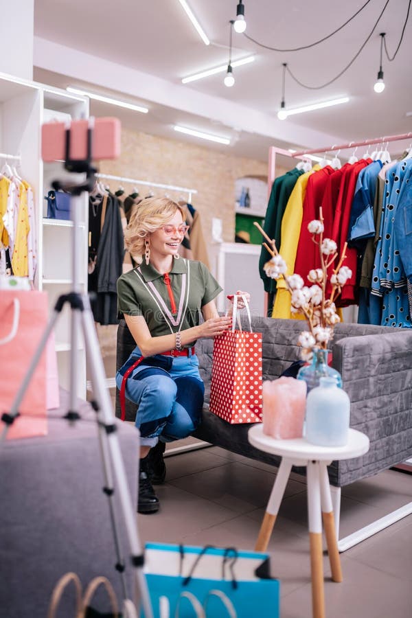 Kvinna som filmar videoen om modetrender, når att ha shoppat royaltyfri bild
