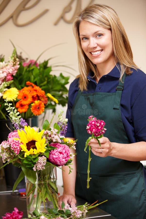 Kvinna som fungerar i blomsterhandlare
