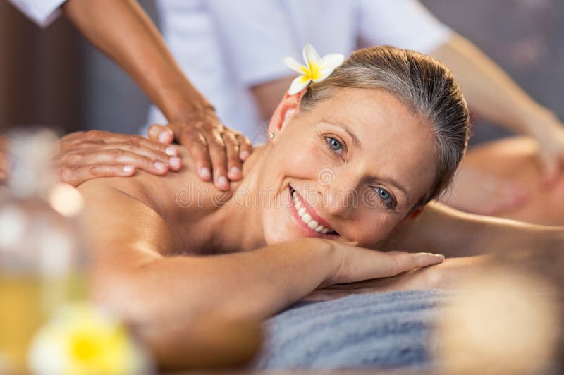 Kvinna som får olje- massage på brunnsorten arkivbilder Kvinna som får olje- massage på brunnsorten arkivbilder