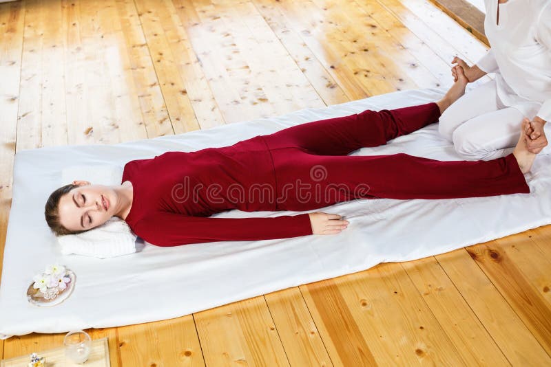 Kvinna som får traditionell thai sträckande massage av terapeuten arkivfoto Kvinna som får traditionell thai sträckande massage av terapeuten arkivfoto