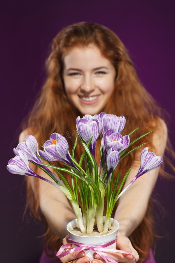 Kvinna som ger blommor krokusar arkivbilder Kvinna som ger blommor krokusar arkivbilder