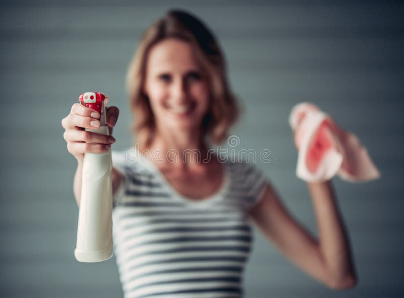 Kvinna som gör att göra ren hemma arkivfoto