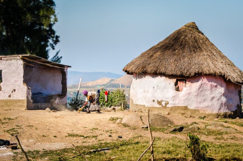 Kvinna som gör ren jordningen, Emahubhu, Kwazulu Natal Sydafrika arkivfoton Kvinna som gör ren jordningen, Emahubhu, Kwazulu Natal Sydafrika arkivfoton