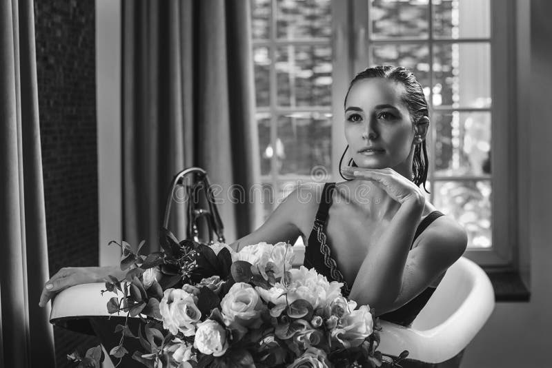 Kvinna som kopplar av i badet med blommor, organisk hudomsorg, lyxigt brunnsorthotell, livsstilfoto royaltyfri bild Kvinna som kopplar av i badet med blommor, organisk hudomsorg, lyxigt brunnsorthotell, livsstilfoto royaltyfri bild