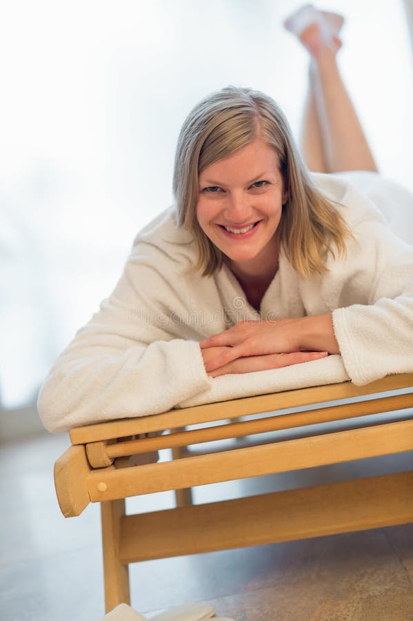 Kvinna som ligger på säng på brunnsorten royaltyfri fotografi Kvinna som ligger på säng på brunnsorten royaltyfri fotografi