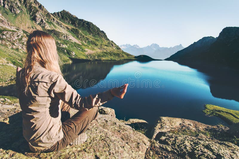 Kvinna som mediterar yoga på den blåa sjön royaltyfri fotografi Kvinna som mediterar yoga på den blåa sjön royaltyfri fotografi