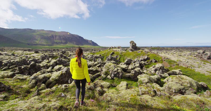 Kvinna som reser på land och går i naturen i ett fantastiskt landskap på Irland