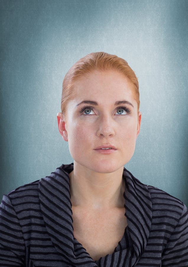 Kvinna som ser upp med blå bakgrund royaltyfri fotografi