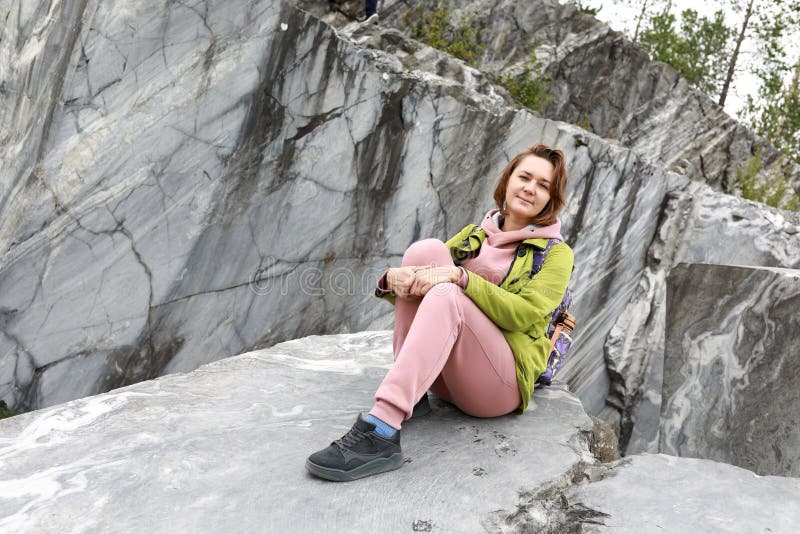 Kvinna som sitter på marmor-slab i italienska stenbrott royaltyfri fotografi
