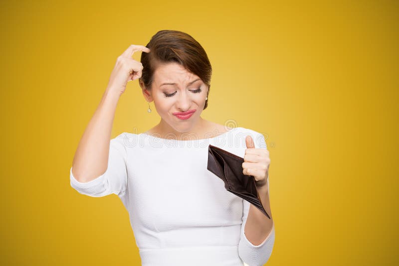 Kvinna som skrapar i huvud och inom ser av den tomma plånboken som har inga pengar