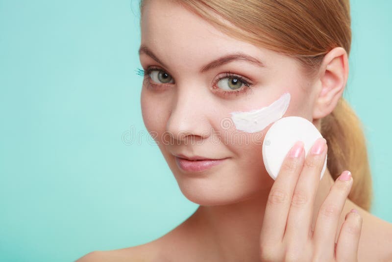 Kvinna som tar bort makeup med kr?m och bomullsblocket arkivfoton Kvinna som tar bort makeup med kr?m och bomullsblocket arkivfoton