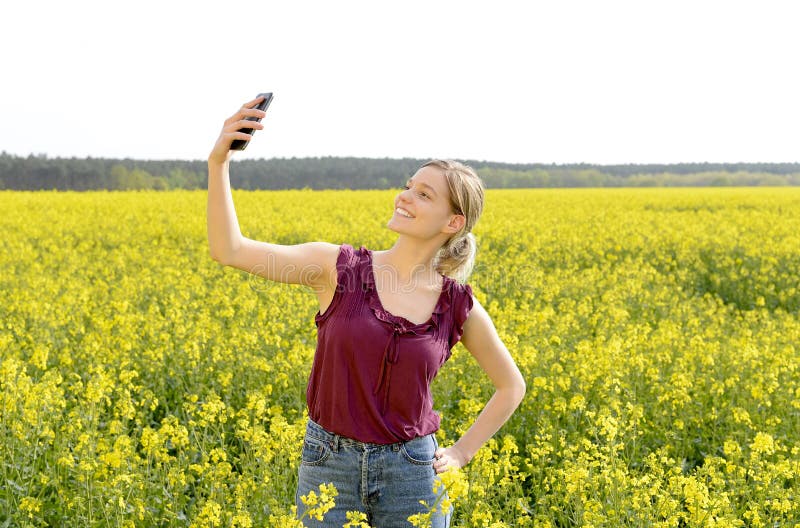 Kvinna som tar selfie fotografering för bildbyråer Kvinna som tar selfie fotografering för bildbyråer