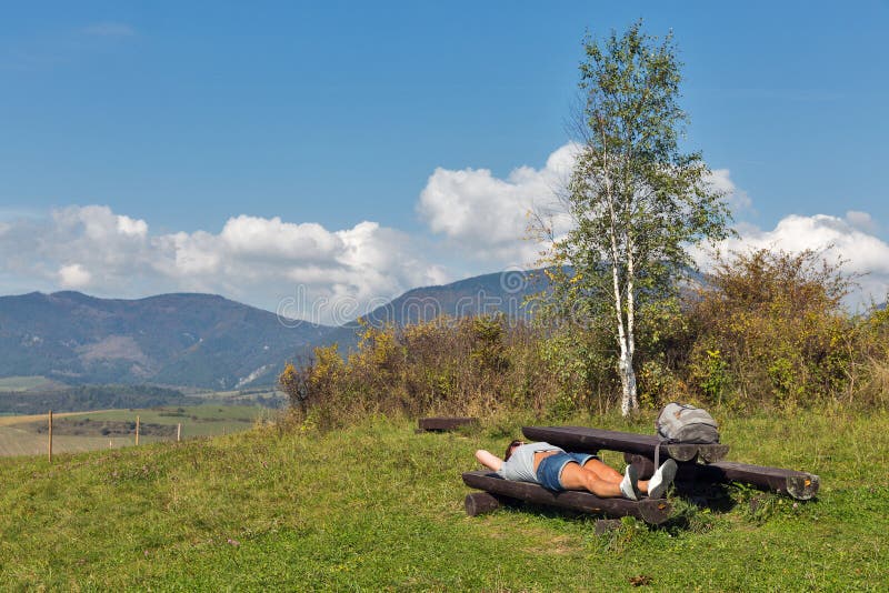 Kvinna som vilar på sommarkullen nära Liptovsky Trnovec, Slovakien