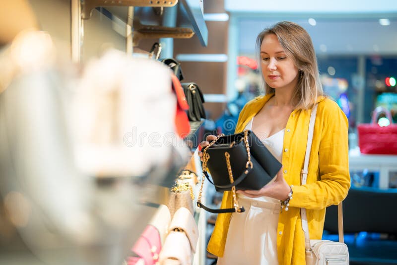 Kvinna som väljer säck royaltyfria bilder