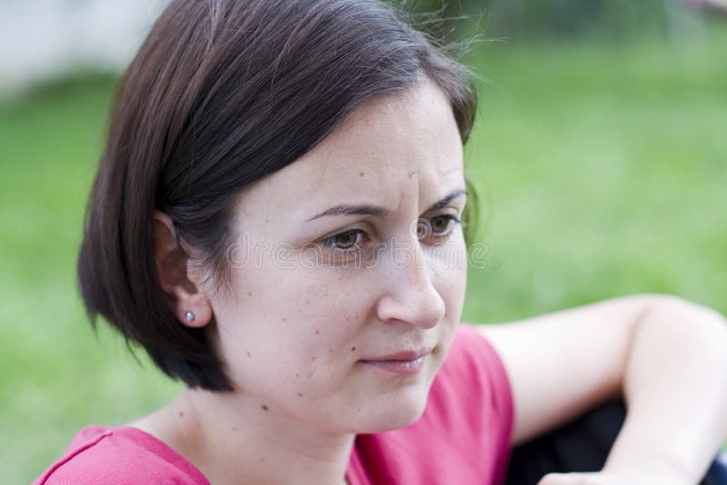 Kvinna som är borttappad i tanke arkivfoto Kvinna som är borttappad i tanke arkivfoto