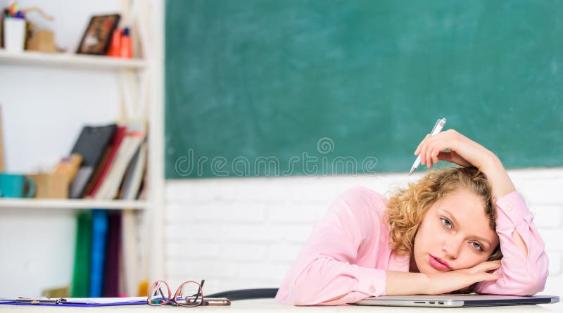 Kvinna som är trött i skolaklassrum Lärare som evakueras efter hård arbetsdags Stressig ockupation för skolapedagog tr?tt royaltyfri foto Kvinna som är trött i skolaklassrum Lärare som evakueras efter hård arbetsdags Stressig ockupation för skolapedagog tr?tt royaltyfri foto