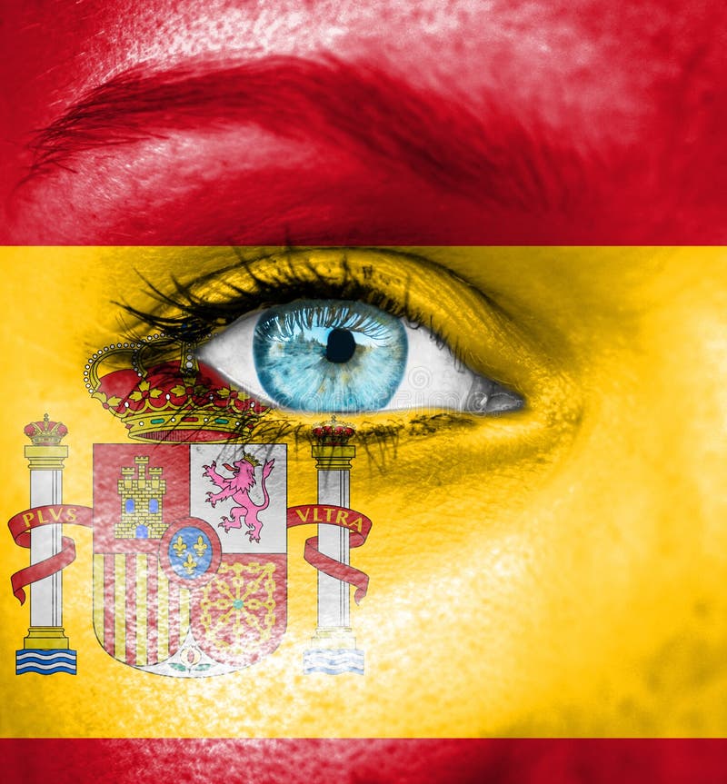 Kvinnaframsida som målas med flaggan av Spanien arkivfoton Kvinnaframsida som målas med flaggan av Spanien arkivfoton