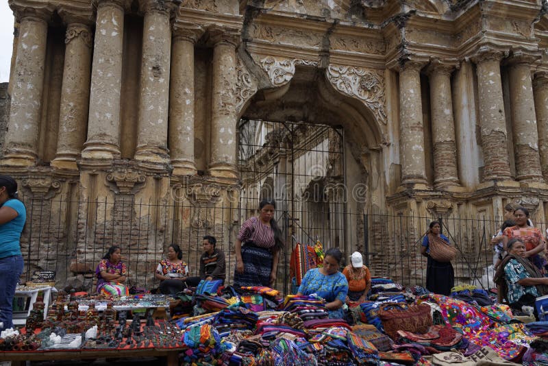 Kvinnaförsäljningstorkduken i framdel av Antigua Guatemala fördärvar arkivfoto Kvinnaförsäljningstorkduken i framdel av Antigua Guatemala fördärvar arkivfoto