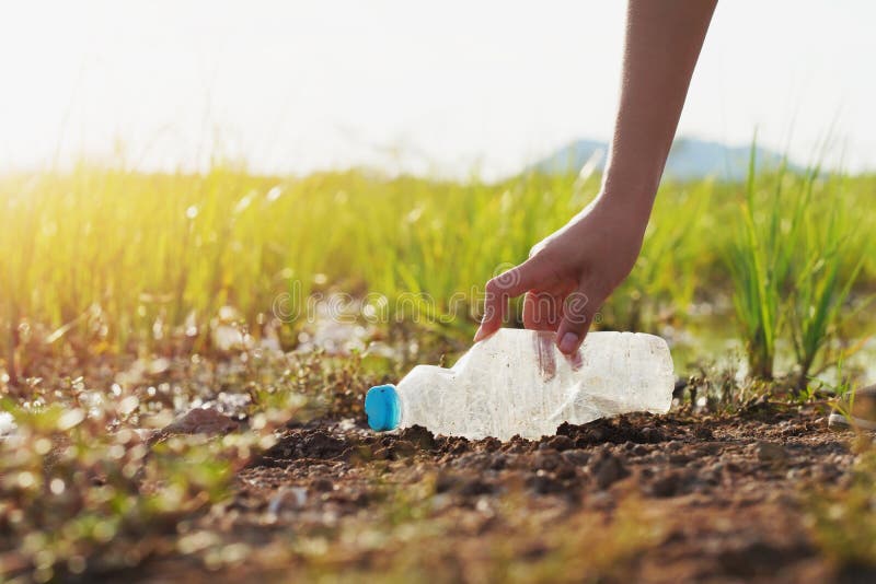 kvinnahand som upp väljer avskrädeplast- för att göra ren på floden arkivfoton kvinnahand som upp väljer avskrädeplast- för att göra ren på floden arkivfoton