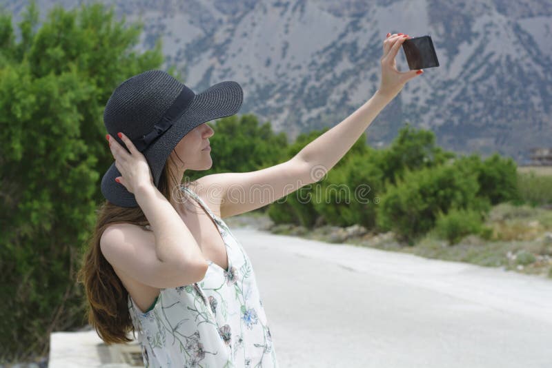 Kvinnahandelsresanden gör en själv i det härliga naturliga siktsberget för bakgrund på ön av Kreta Begrepp - turism, lopp, p royaltyfri bild Kvinnahandelsresanden gör en själv i det härliga naturliga siktsberget för bakgrund på ön av Kreta Begrepp - turism, lopp, p royaltyfri bild