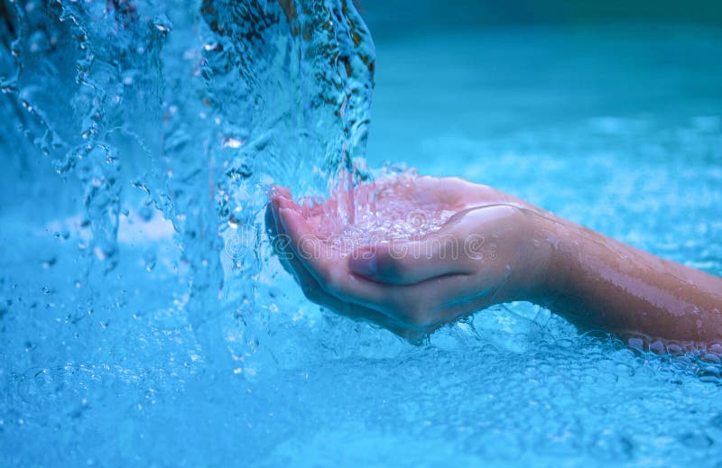 Kvinnahänder i blått vatten Sötvattenström Ung flickahänder i vattenflöde