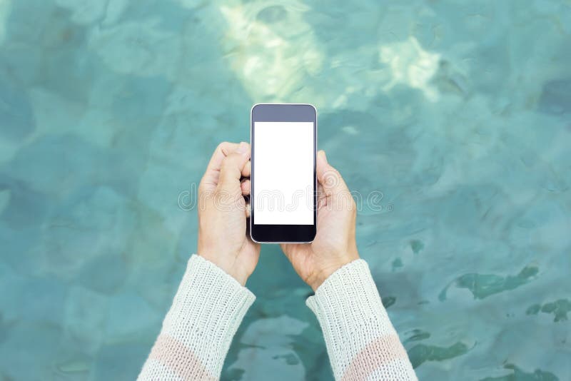 Kvinnahänder med den tomma mobiltelefonen på ett vatten ytbehandlar bakgrund
