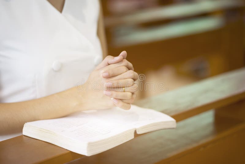 Kvinnahänder som ber på en helig bibel i kyrkan för trobegrepp, andlighet och kristen religion royaltyfri foto Kvinnahänder som ber på en helig bibel i kyrkan för trobegrepp, andlighet och kristen religion royaltyfri foto