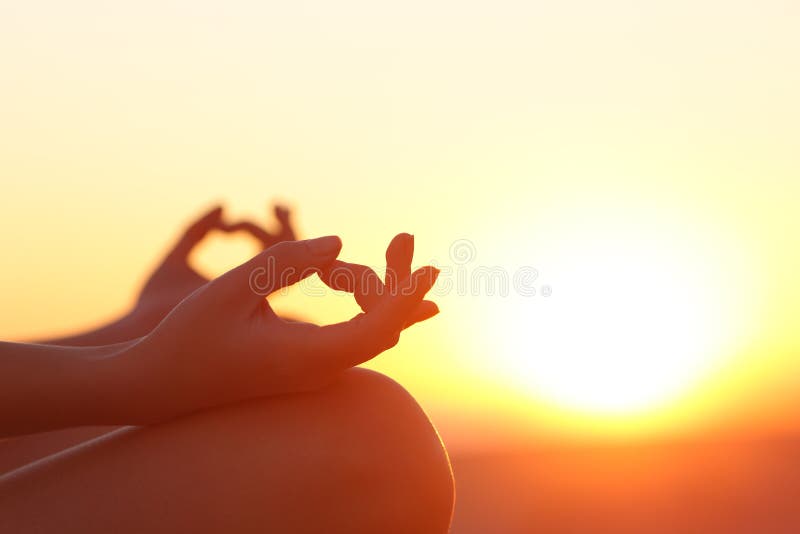 Kvinnahänder som övar yoga på solnedgången royaltyfria bilder Kvinnahänder som övar yoga på solnedgången royaltyfria bilder