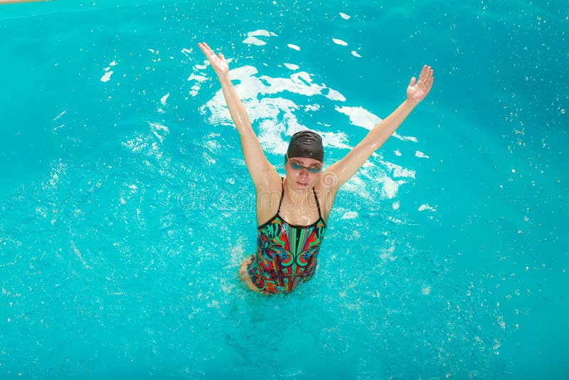 Kvinnaidrottsman nen i simbassängvatten sport royaltyfri fotografi Kvinnaidrottsman nen i simbassängvatten sport royaltyfri fotografi