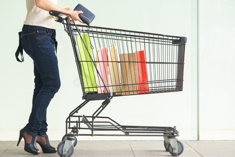 Kvinnakundben med färgrika pappers- shoppingpåsar i shopping fotografering för bildbyråer Kvinnakundben med färgrika pappers- shoppingpåsar i shopping fotografering för bildbyråer