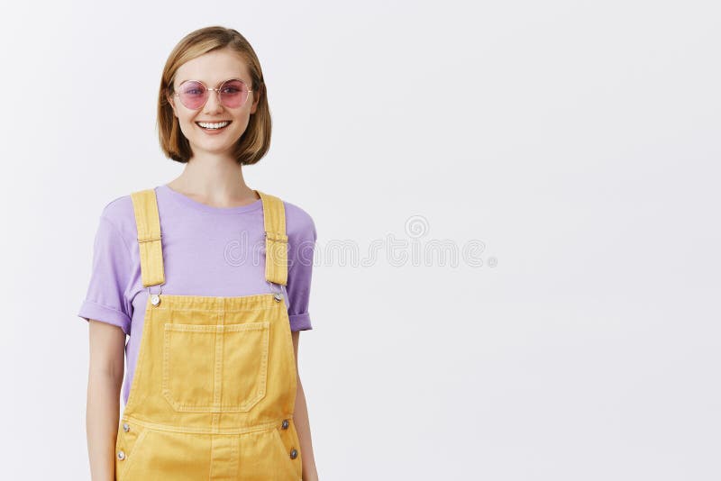 Kvinnan fick klädd festa all sommarnatt Stående av den snygga soliga och ljusa vänliga kvinnlign med blont royaltyfria bilder Kvinnan fick klädd festa all sommarnatt Stående av den snygga soliga och ljusa vänliga kvinnlign med blont royaltyfria bilder