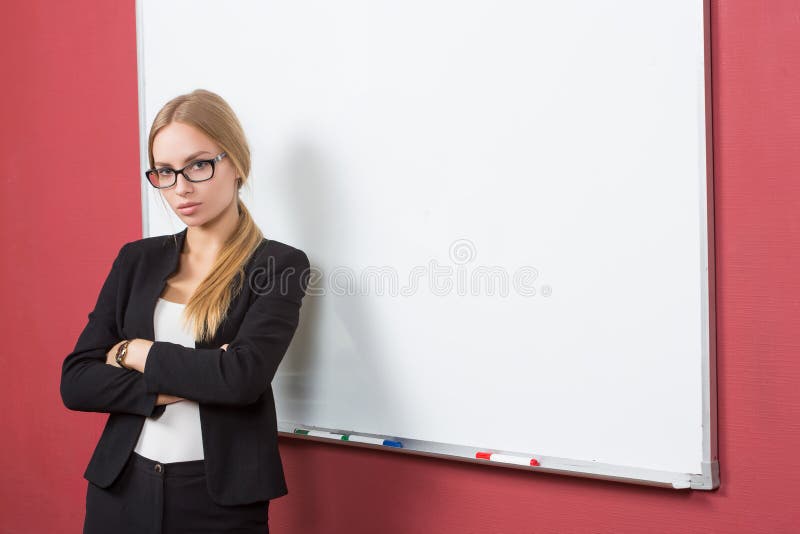 Kvinnan förklarar på whiteboarden Flickastudent royaltyfria bilder Kvinnan förklarar på whiteboarden Flickastudent royaltyfria bilder