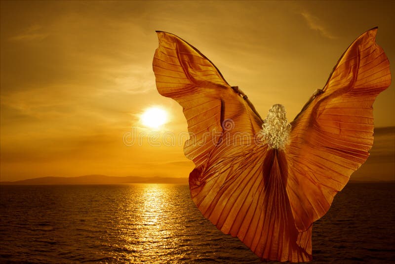 Kvinnan med fjärilen påskyndar flyg på fantasihavssolnedgång