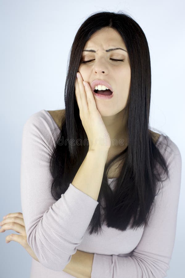 Kvinnan smärtar in på grund av tandproblem