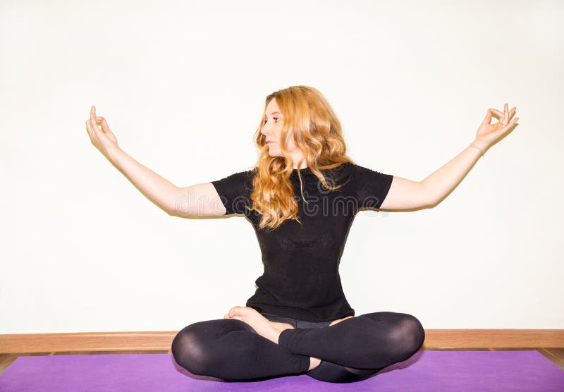 Kvinnan som gör yoga, övar, och pilates poserar på mattt på vit bakgrund Asana Begreppet av sportar, kondition, hälsa och educati arkivbilder Kvinnan som gör yoga, övar, och pilates poserar på mattt på vit bakgrund Asana Begreppet av sportar, kondition, hälsa och educati arkivbilder