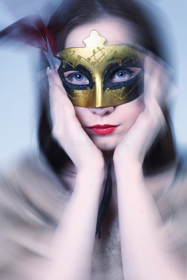 Kvinnan som ha på sig den venetian karnevalet, maskerar på blurbakgrund. royaltyfri fotografi Kvinnan som ha på sig den venetian karnevalet, maskerar på blurbakgrund. royaltyfri fotografi