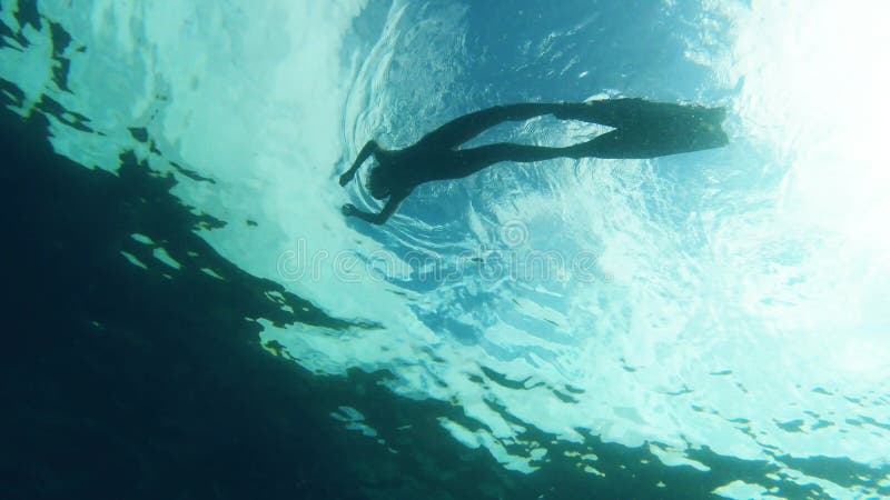 Kvinnan som snurrar och rekreerar i korallreven och träning på semester och dykning. kvinnlig