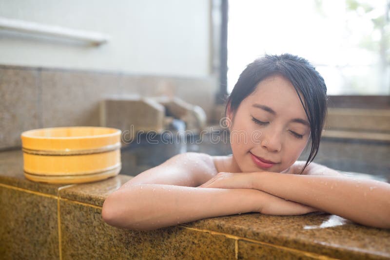 Kvinnan tycker om Hot Springs i japan onsen royaltyfria bilder Kvinnan tycker om Hot Springs i japan onsen royaltyfria bilder