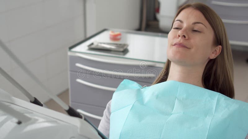 Kvinnapatient i tand- klinik Vänta i tand- stol för tand- kontroll för stomatologist upp
