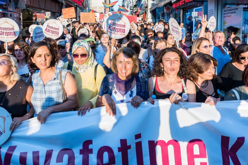 Kvinnapersoner som protesterar samlar i kadikoy, Istanbul, Turkiet royaltyfria bilder Kvinnapersoner som protesterar samlar i kadikoy, Istanbul, Turkiet royaltyfria bilder
