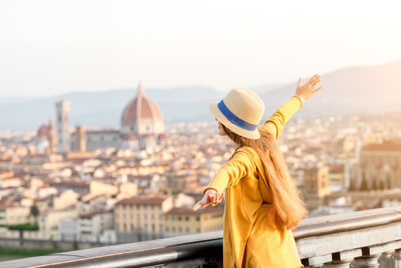Kvinnaresande i den Florence staden royaltyfri bild Kvinnaresande i den Florence staden royaltyfri bild