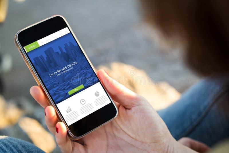 kvinnasammanträde i gatan som rymmer hennes smartphoneuppvisning ny arkivfoto kvinnasammanträde i gatan som rymmer hennes smartphoneuppvisning ny arkivfoto
