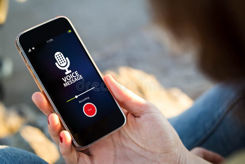 kvinnasammanträde i smartphonen för messageher för gatainspelningstämma royaltyfri bild kvinnasammanträde i smartphonen för messageher för gatainspelningstämma royaltyfri bild