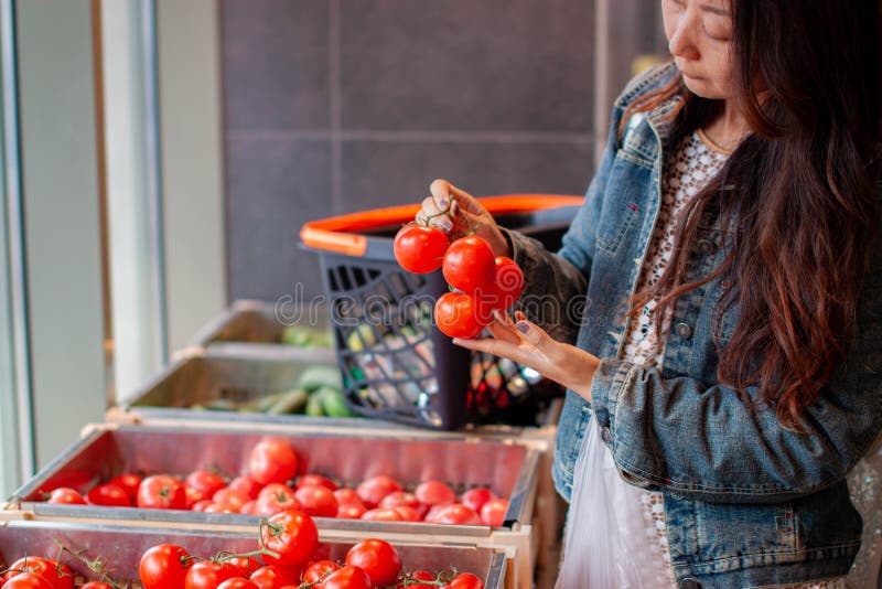 Kvinnashopping för frukter och grönsaker i jordbruksprodukteravdelning av en livsmedelsbutik/en supermarket arkivbilder Kvinnashopping för frukter och grönsaker i jordbruksprodukteravdelning av en livsmedelsbutik/en supermarket arkivbilder