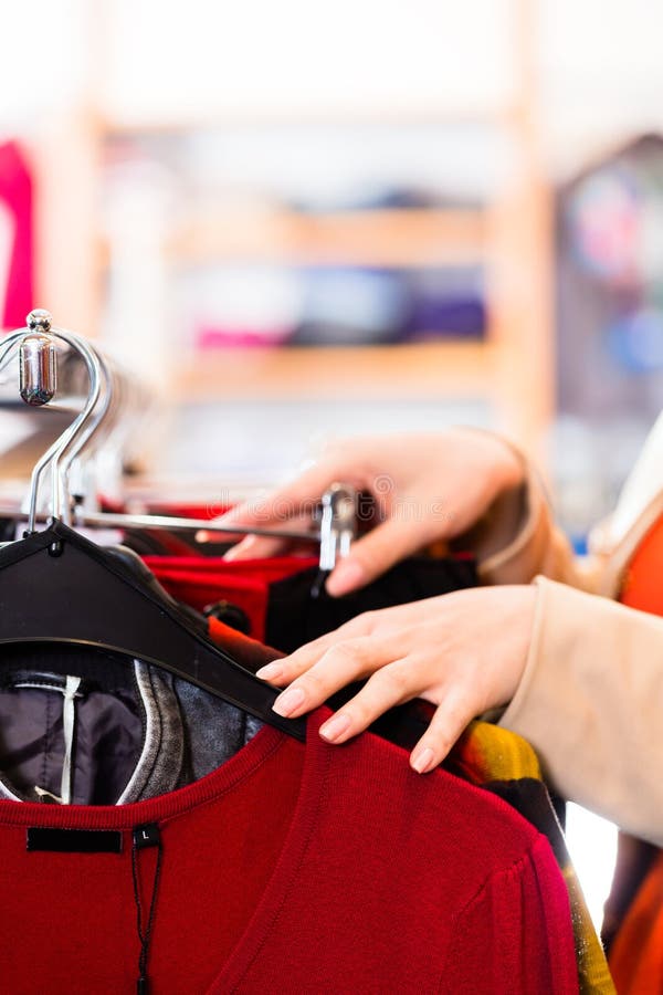 Kvinnashopping i modelager arkivbilder Kvinnashopping i modelager arkivbilder